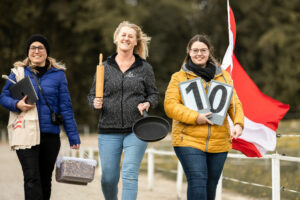 Das Team auf der Ovalbahn mit Flagge von Österreich_Foto von saendras