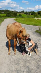 Sarah Frank mit Hund und Pferd_Foto privat