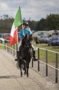 Nathalie Schmid reitet mit italienischer Flagge_Foto Fred Farges