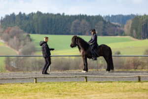 Reittraining auf der Ovalbahn_Foto von Nicole Heiling Photography